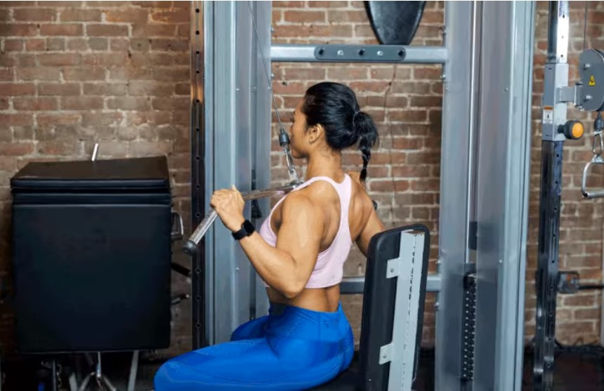 How to Do a Lat Pulldown: Proper Form, Variations, and Common Mistakes How to Do a Lat Pulldown: Proper Form, Variations, and Common Mistakes